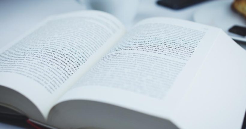 Otvorena knjiga u biblioteci